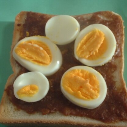 カレーと卵は美味しい組み合わせですね。切らずにそのままいただきました。ご馳走様です。